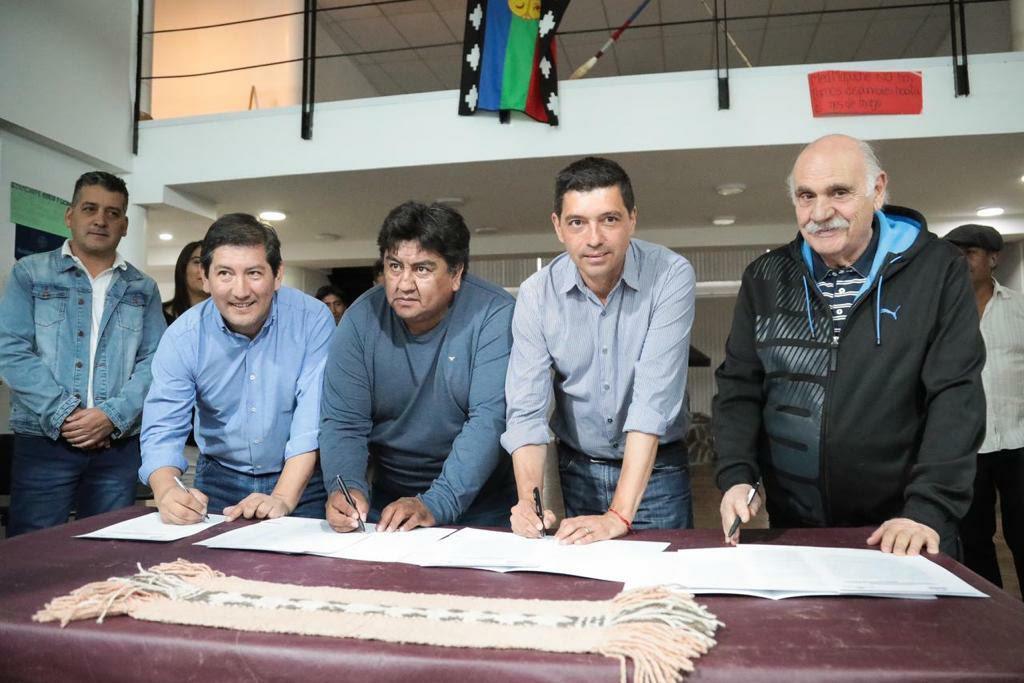 Koopmann firmó convenios con comunidades mapuches para la autoconstrucción de viviendas y de un parador turístico thumbnail