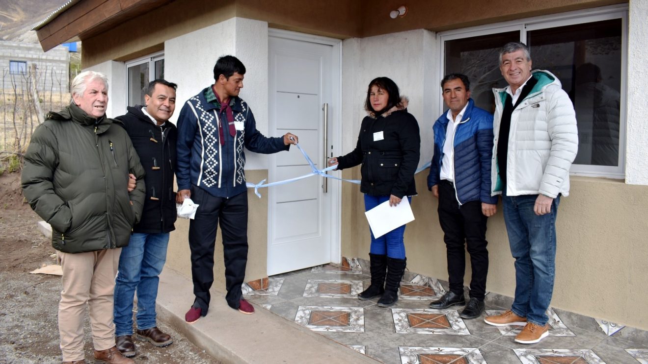 ADUS-IPVU entregó tres viviendas en el aniversario de Coyuco-Cochico thumbnail